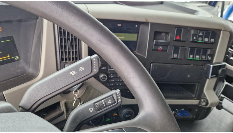 Box truck Volvo FM330 4X2: picture 11