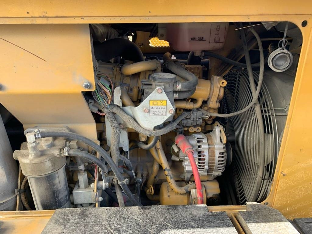 Asphalt paver CAT AP355F: picture 15