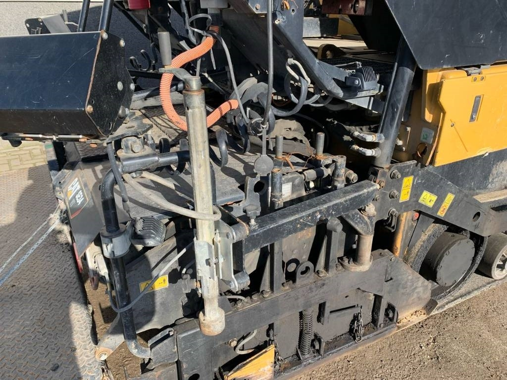 Asphalt paver CAT AP355F: picture 18