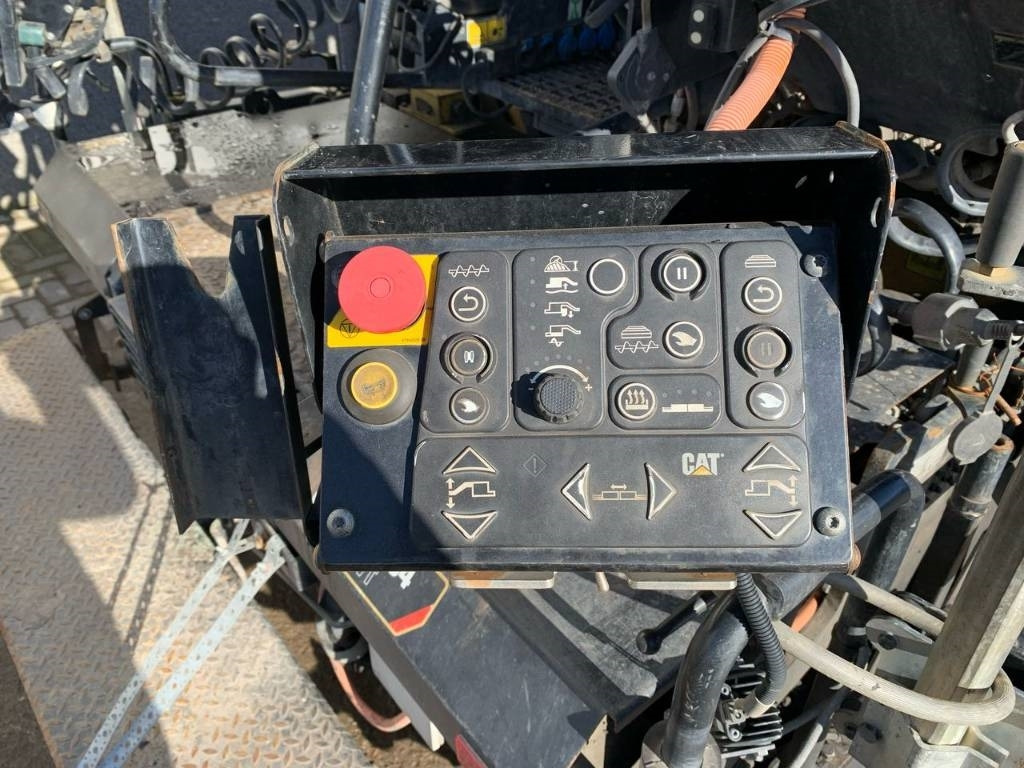 Asphalt paver CAT AP355F: picture 19