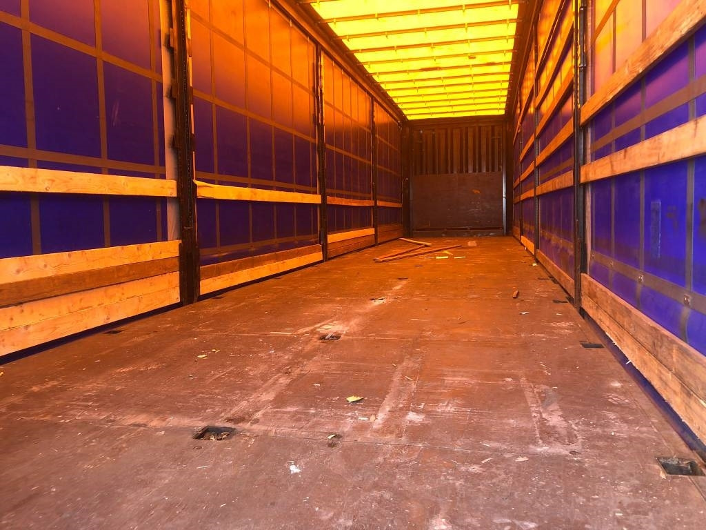 Krone vyökapelli, tolppataskut, ok kuntoinen vaunu - Curtainsider semi-trailer: picture 4 Krone vyökapelli, tolppataskut, ok kuntoinen vaunu - Curtainsider semi-trailer: picture 4