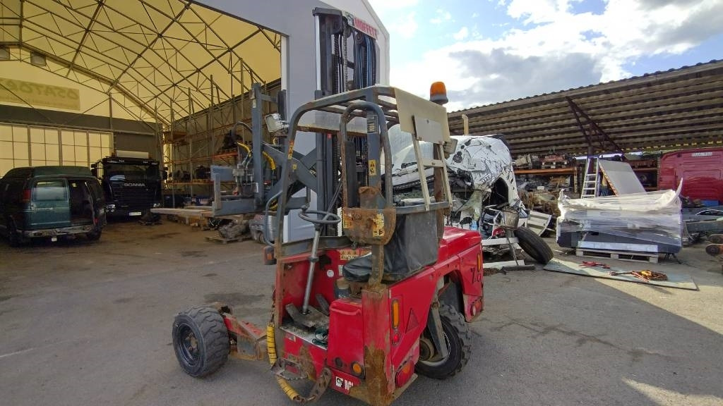 Moffett M4 25.4 ajoneuvotrukki - Truck mounted forklift: picture 2 Moffett M4 25.4 ajoneuvotrukki - Truck mounted forklift: picture 2