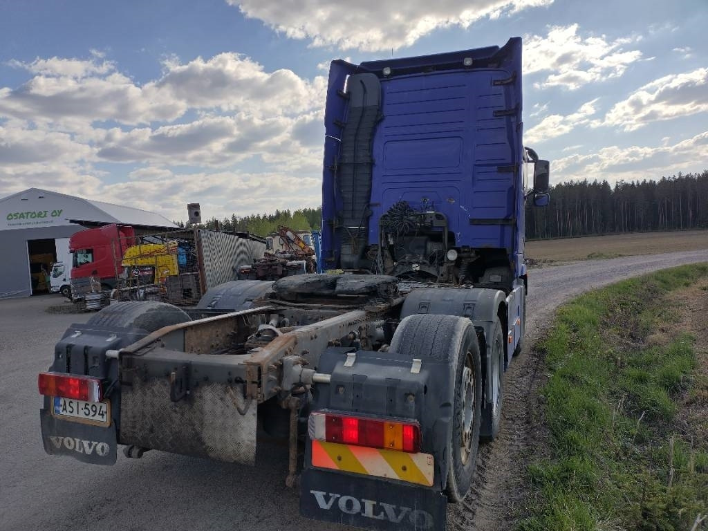 Volvo FH12 6x2 takateli veturi, leima 05/25 - Tractor unit: picture 3 Volvo FH12 6x2 takateli veturi, leima 05/25 - Tractor unit: picture 3