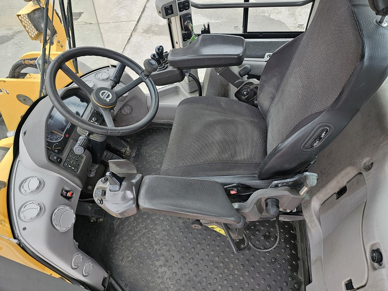 Wheel loader Volvo L120H: picture 10