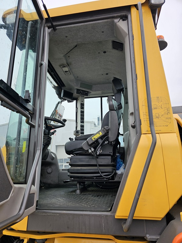 Wheel loader Volvo L120H: picture 9
