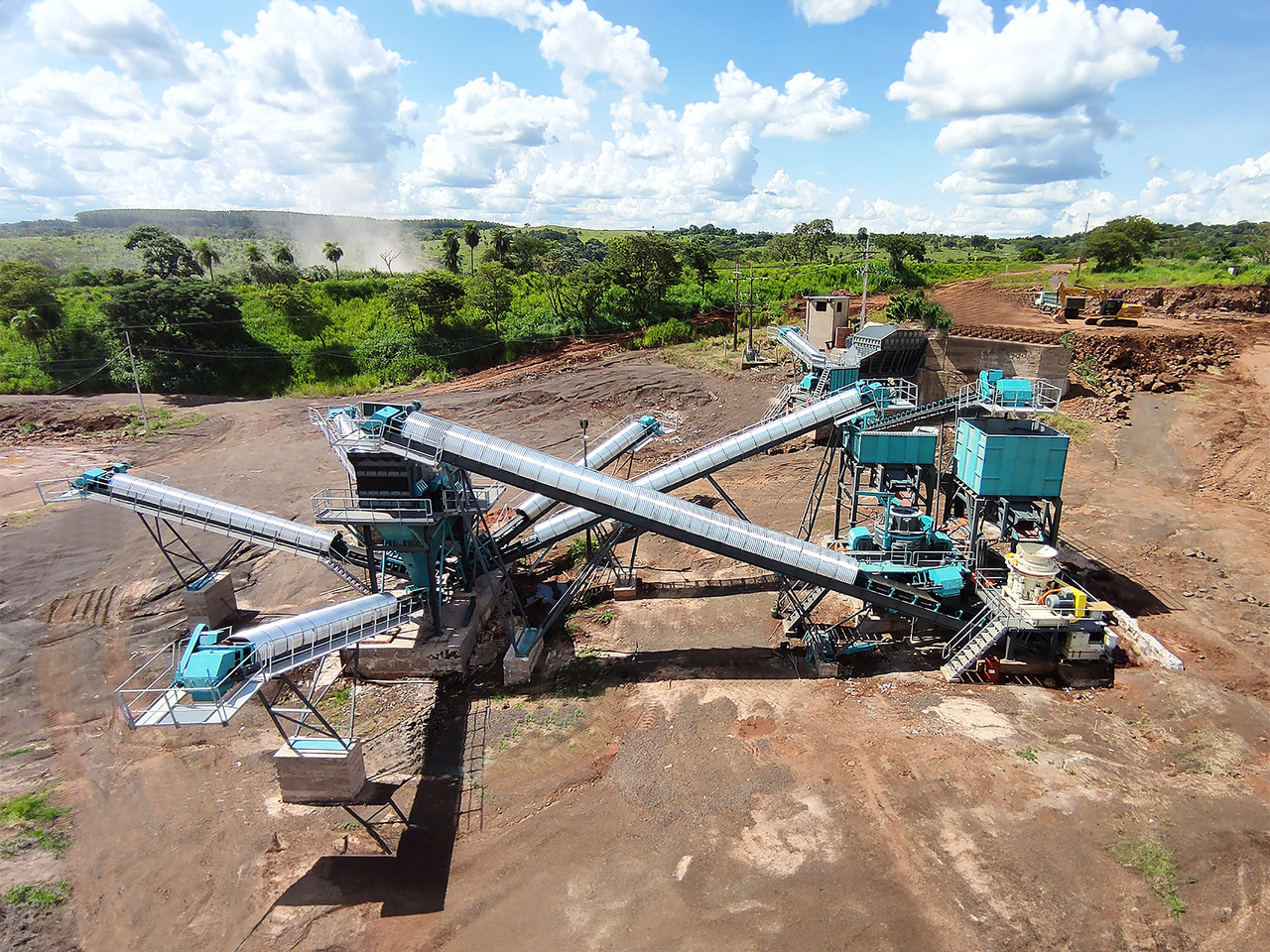 Constmach Installation Stationnaire De Concassage De Pierres De Basalte 250-300 Tph - Crusher: picture 1 Constmach Installation Stationnaire De Concassage De Pierres De Basalte 250-300 Tph - Crusher: picture 1