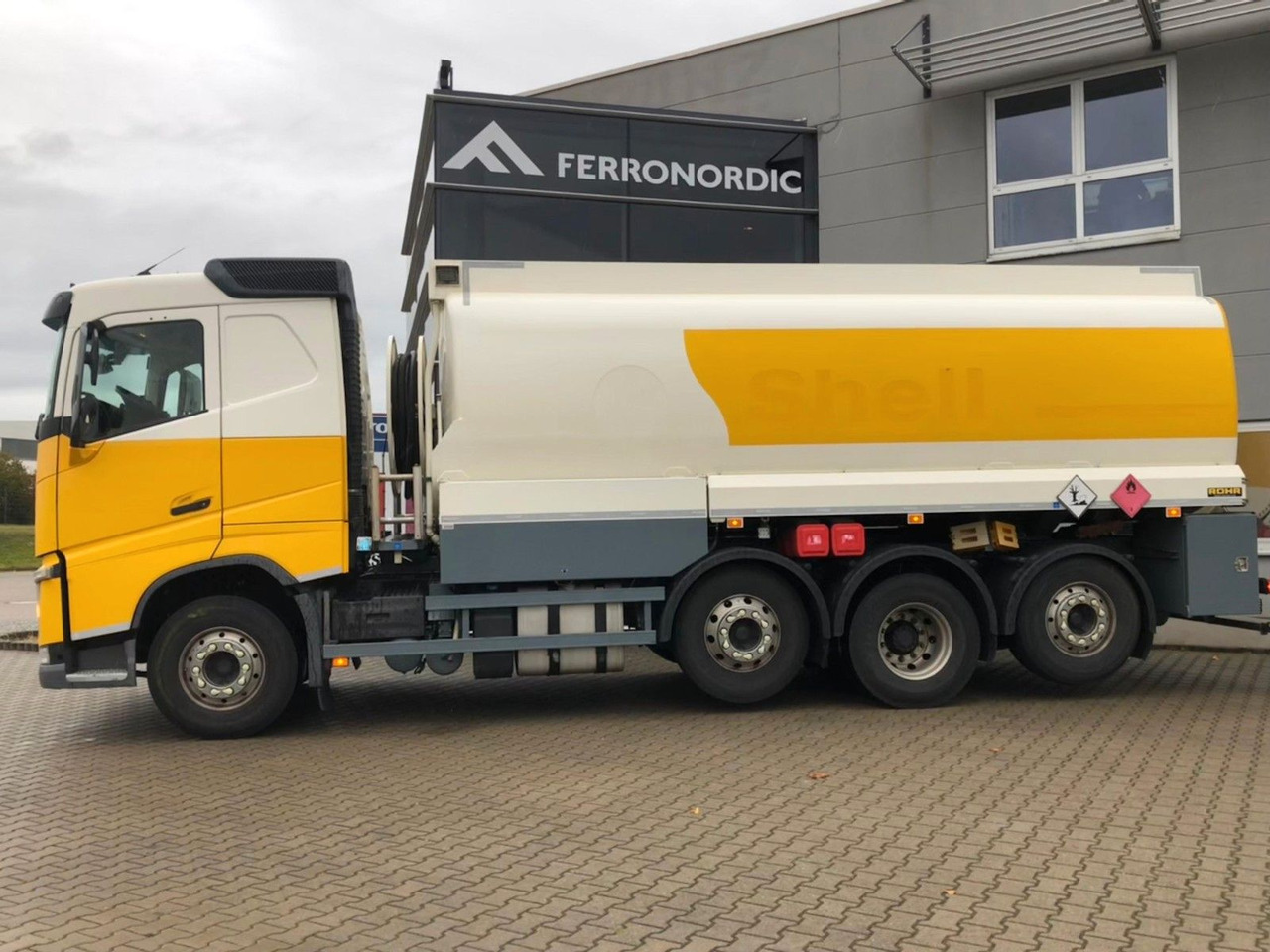 Volvo FH420 Tridem*ADR*3 Kammern 26700LT*ROHR*Sening - Tank truck: picture 4 Volvo FH420 Tridem*ADR*3 Kammern 26700LT*ROHR*Sening - Tank truck: picture 4