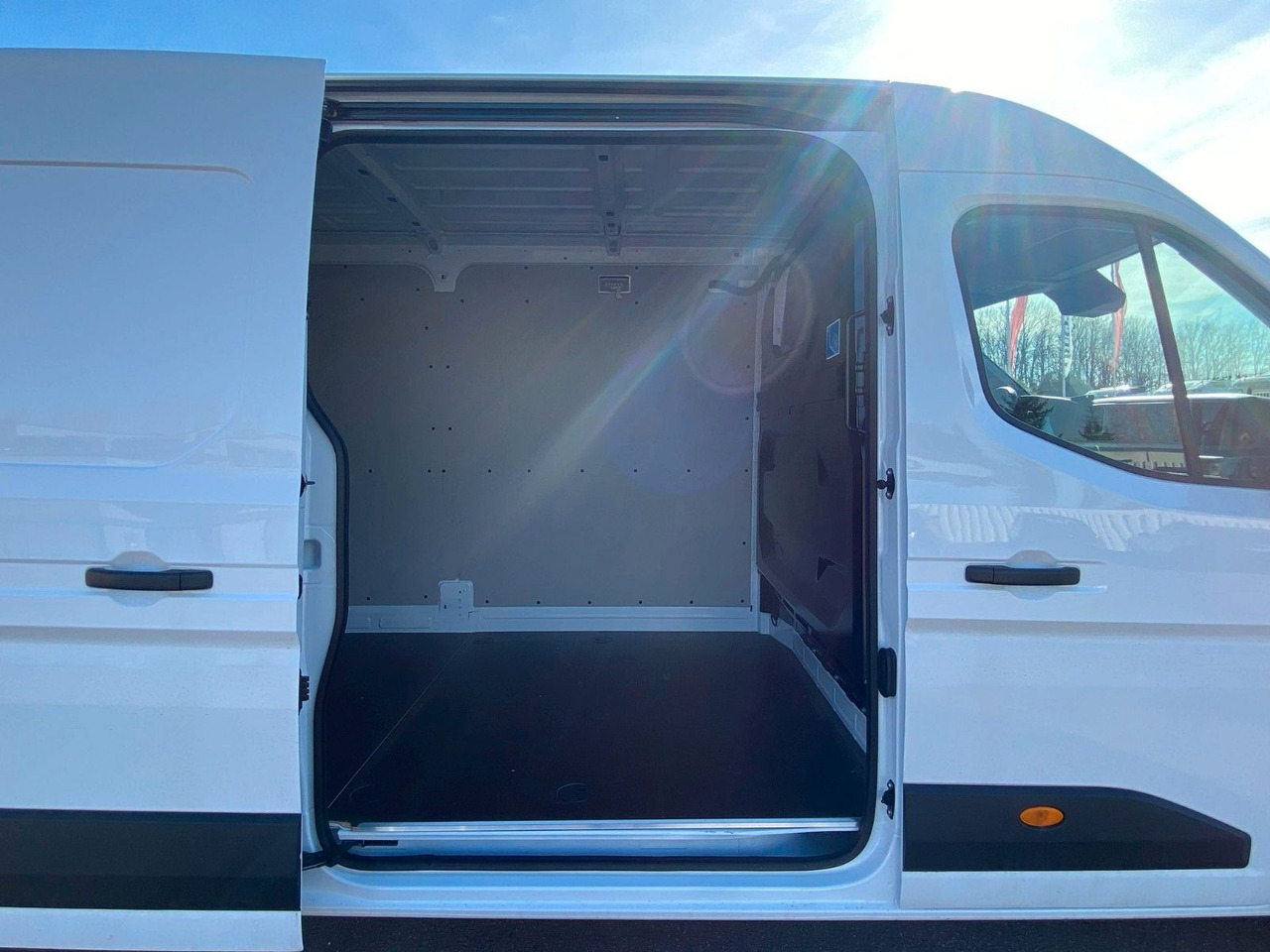 New Panel van, Electric van Renault Master E-Tech 145.35 L3H2: picture 8