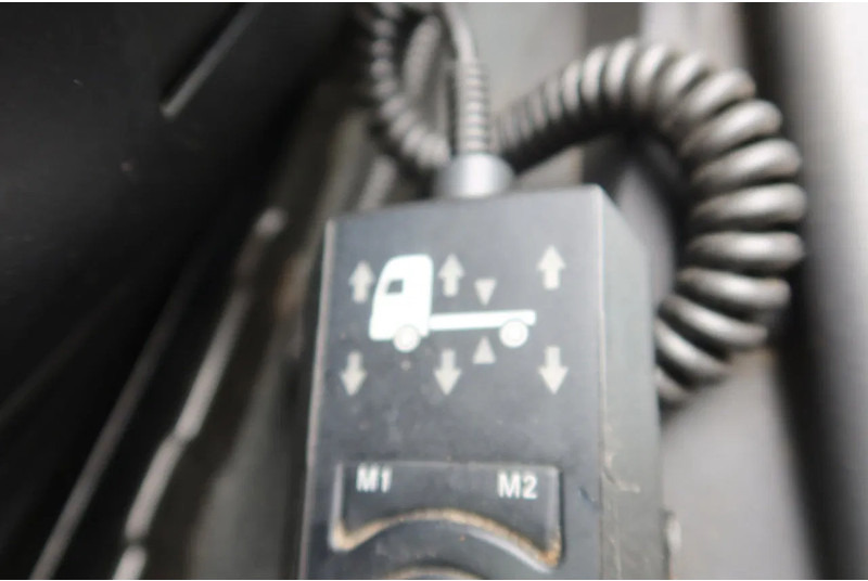 Box truck Mercedes-Benz Antos 1924 LL Bakwagen + laadklep 2500 kg: picture 16