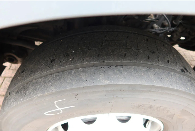 Box truck Mercedes-Benz Antos 1924 LL Bakwagen + laadklep 2500 kg: picture 14