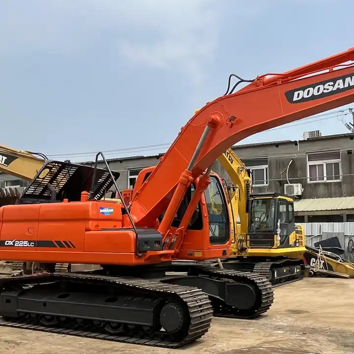 90% new Used Doosan dx225 excavator on sale with manual engine made in Korea - Crawler excavator: picture 1 90% new Used Doosan dx225 excavator on sale with manual engine made in Korea - Crawler excavator: picture 1