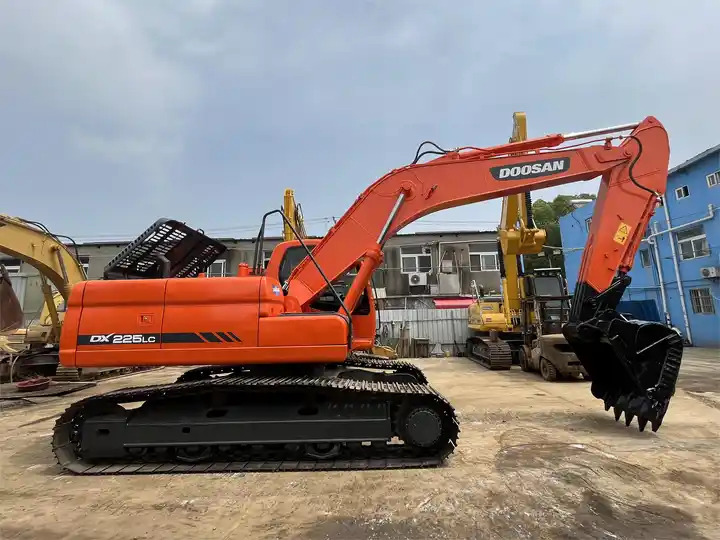 90% new Used Doosan dx225 excavator on sale with manual engine made in Korea - Crawler excavator: picture 4 90% new Used Doosan dx225 excavator on sale with manual engine made in Korea - Crawler excavator: picture 4