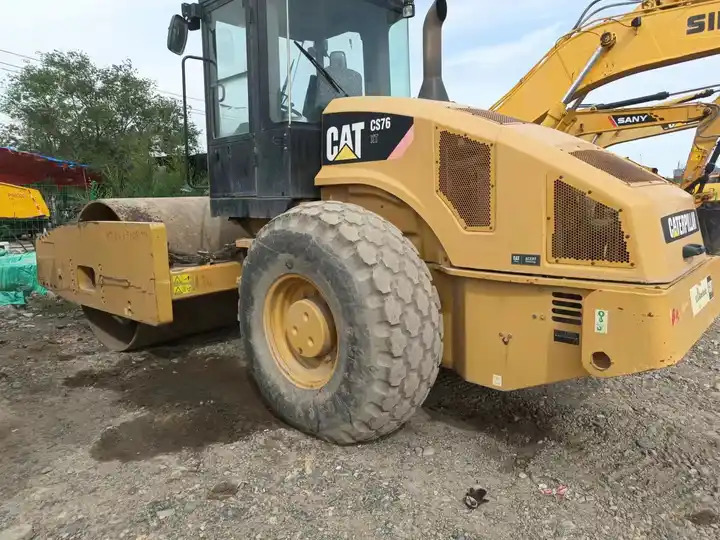 Used 18 ton Caterpillar Road Roller CAT CS76T Road Paving Machinery Soil Compactor made in USA - Road roller: picture 2 Used 18 ton Caterpillar Road Roller CAT CS76T Road Paving Machinery Soil Compactor made in USA - Road roller: picture 2