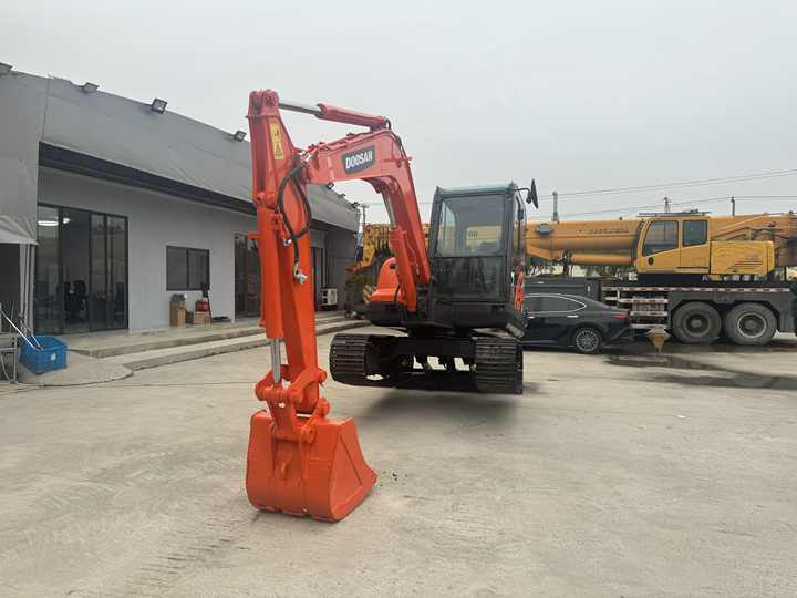 Used Excavator Good Condition Low Price Doosan Dx60 Excavators Machinery Doosan Dx60 Dx80 Dx75 Dx225 - Crawler excavator: picture 3 Used Excavator Good Condition Low Price Doosan Dx60 Excavators Machinery Doosan Dx60 Dx80 Dx75 Dx225 - Crawler excavator: picture 3