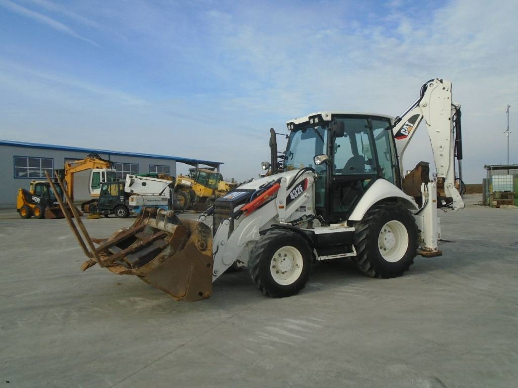 CAT 432F + 5 Cupe + Furci pentru paleti - Backhoe loader: picture 1 CAT 432F + 5 Cupe + Furci pentru paleti - Backhoe loader: picture 1