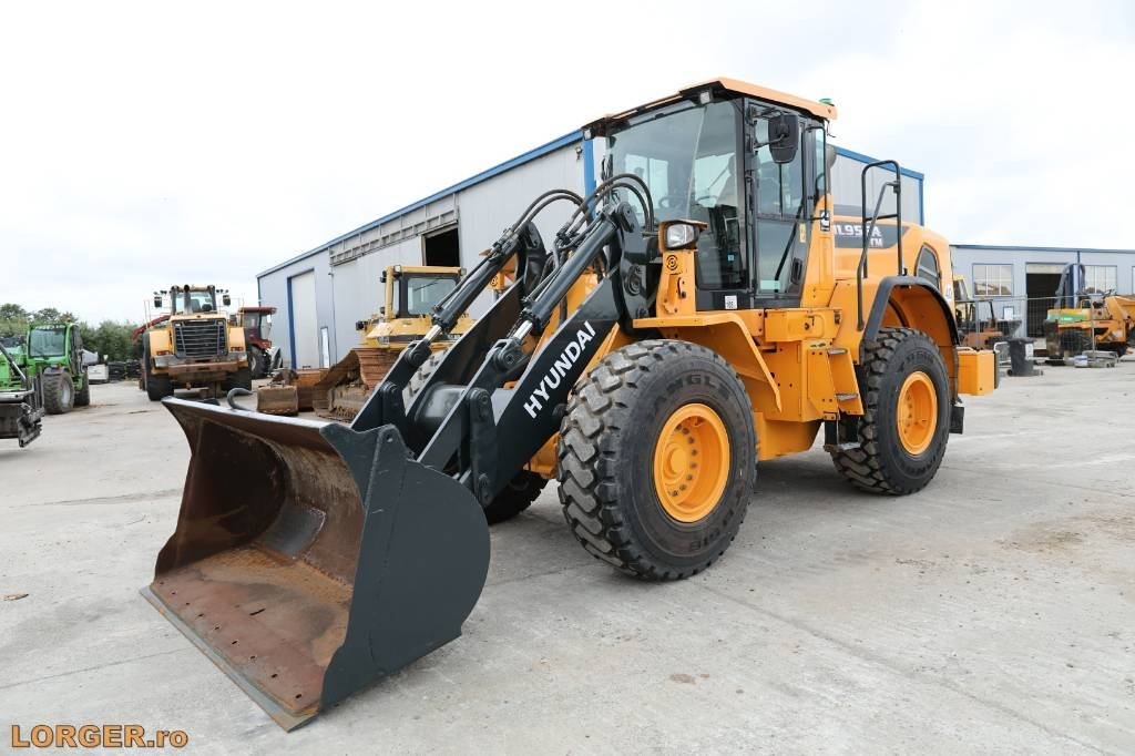 Hyundai HL 955 A - Wheel loader: picture 1 Hyundai HL 955 A - Wheel loader: picture 1