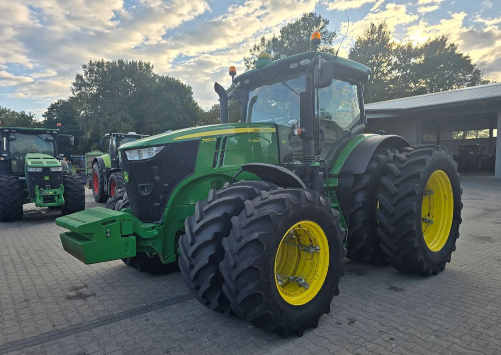 John Deere 7250R - Farm tractor: picture 2 John Deere 7250R - Farm tractor: picture 2