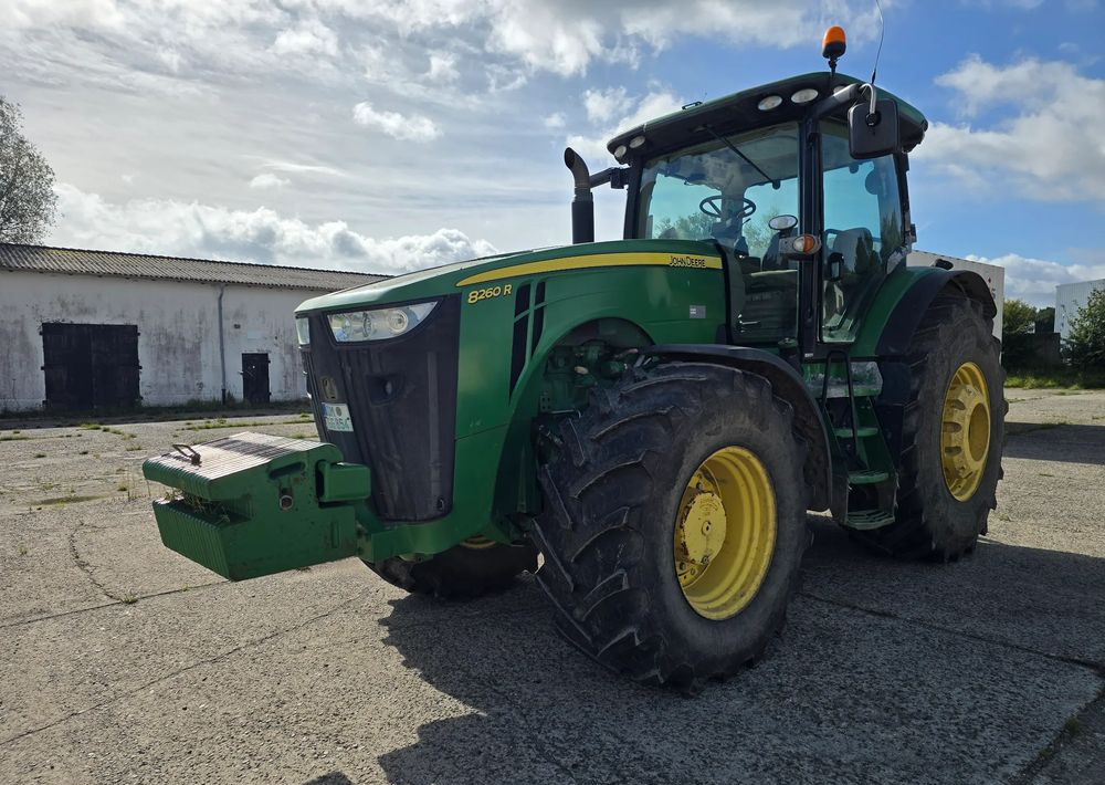 John Deere 8260R - Farm tractor: picture 3 John Deere 8260R - Farm tractor: picture 3