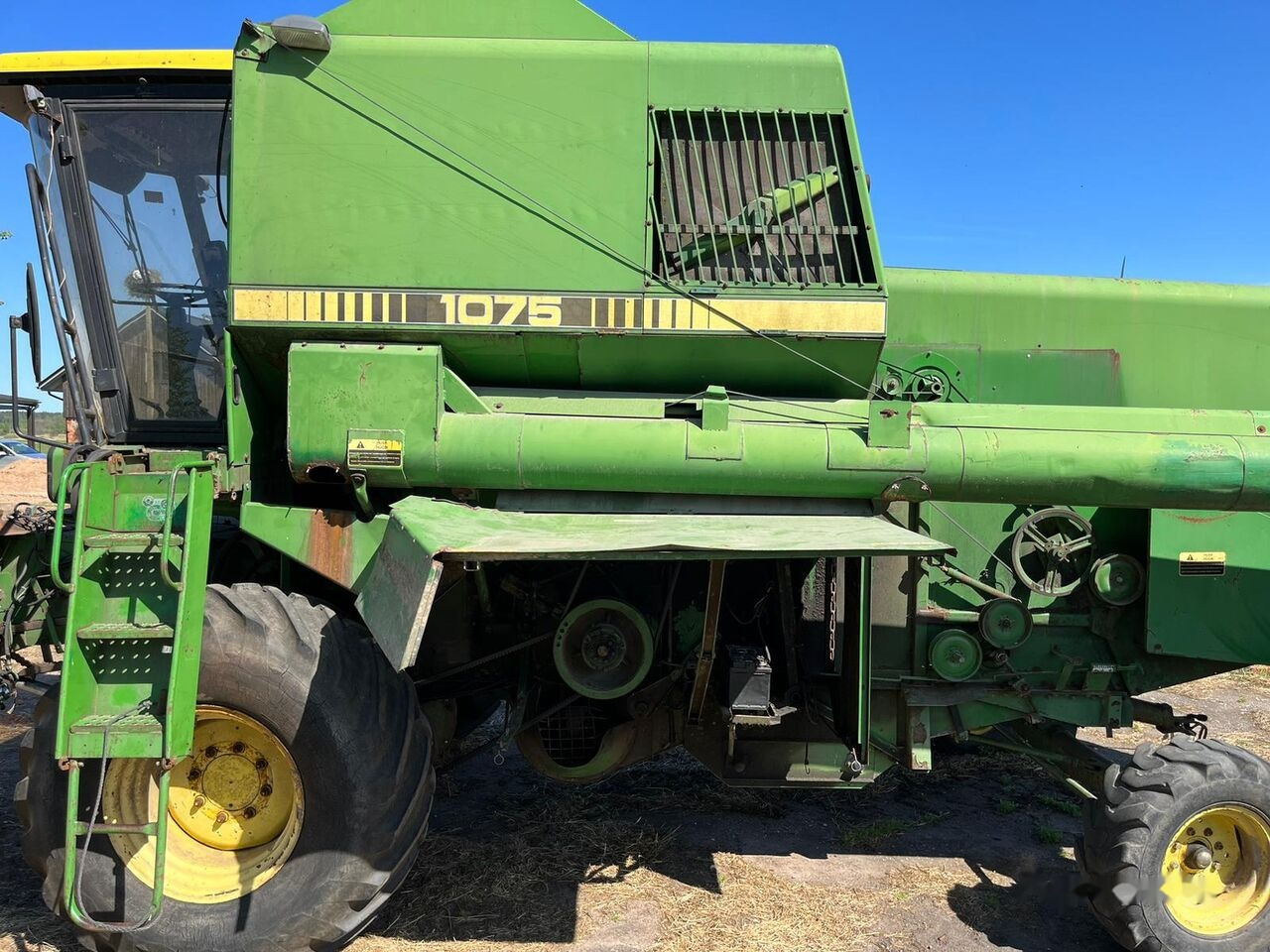 John Deere 1075 - Combine harvester: picture 1 John Deere 1075 - Combine harvester: picture 1