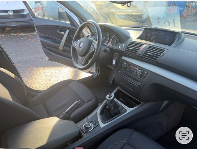 Car BMW 116i Limousine: picture 10