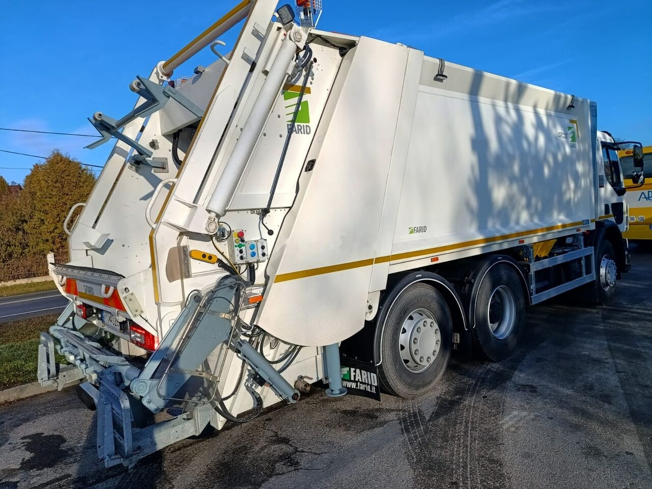 Renault D Wide 26 - Garbage truck: picture 2 Renault D Wide 26 - Garbage truck: picture 2