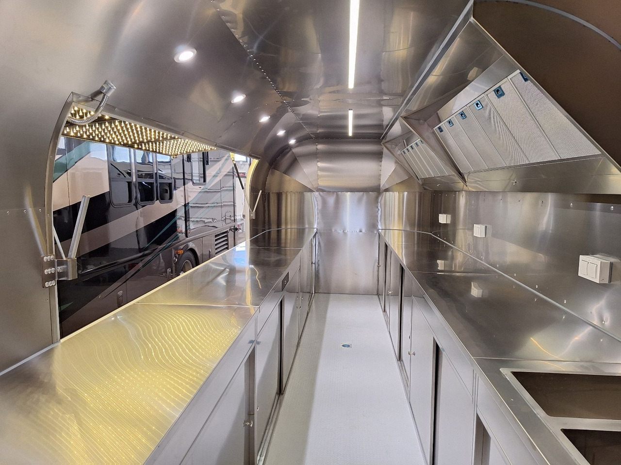 Esselmann Delistar American 6000 ähn. Airstream - Vending trailer: picture 2 Esselmann Delistar American 6000 ähn. Airstream - Vending trailer: picture 2