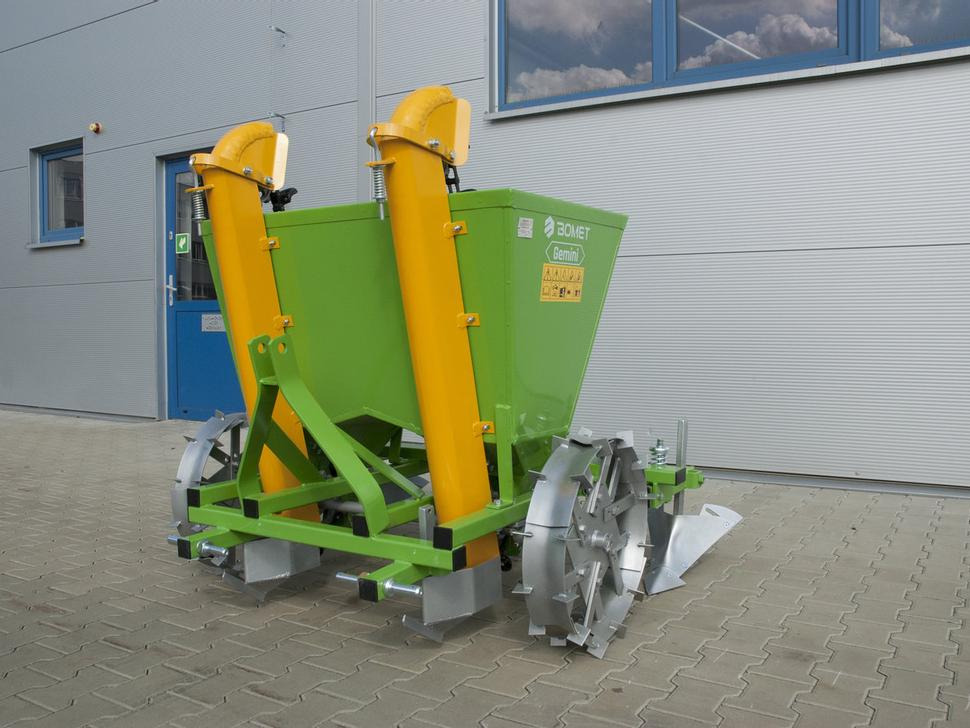 Bomet Kartoffelpflanzmaschine / Potato planter / Planteuse de pomme de terre / Piantapatate / Sadzarka ziemniaków - Potato planter: picture 1 Bomet Kartoffelpflanzmaschine / Potato planter / Planteuse de pomme de terre / Piantapatate / Sadzarka ziemniaków - Potato planter: picture 1