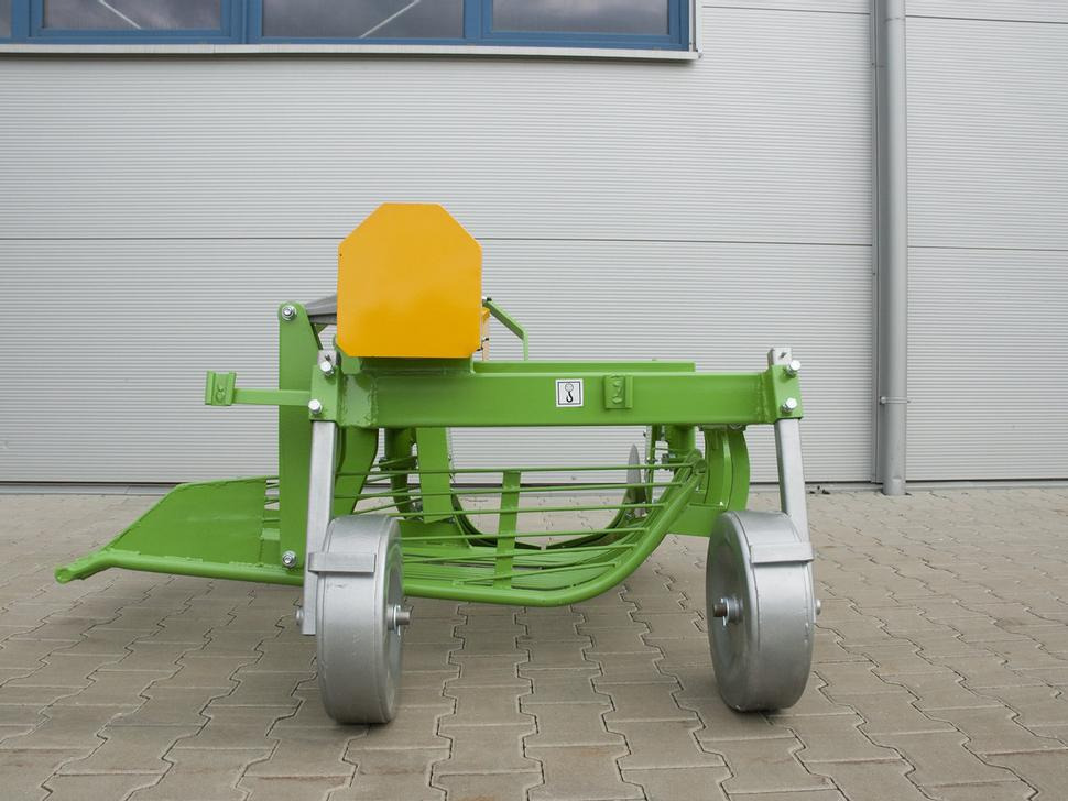 Bomet Siebkettenroder / Potato digger / Arracheuse de pomme de terre / Scavapatate / Однорядная картофельная копалка / Kopaczka do ziemniaków Ursa Z655 - Potato harvester: picture 2 Bomet Siebkettenroder / Potato digger / Arracheuse de pomme de terre / Scavapatate / Однорядная картофельная копалка / Kopaczka do ziemniaków Ursa Z655 - Potato harvester: picture 2