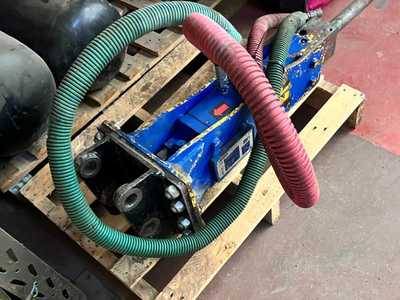 ARDEN AB0082 BRH Brise roche hydraulique - 1 à 3T - Hydraulic hammer: picture 1 ARDEN AB0082 BRH Brise roche hydraulique - 1 à 3T - Hydraulic hammer: picture 1