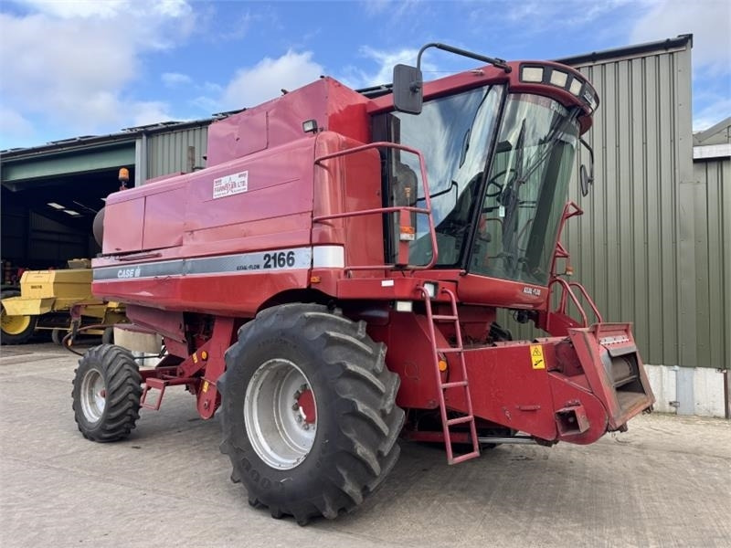 Case Axial-Flow Case Axial Flow 2166 c/w 1030 Header - Harvester attachment: picture 3 Case Axial-Flow Case Axial Flow 2166 c/w 1030 Header - Harvester attachment: picture 3