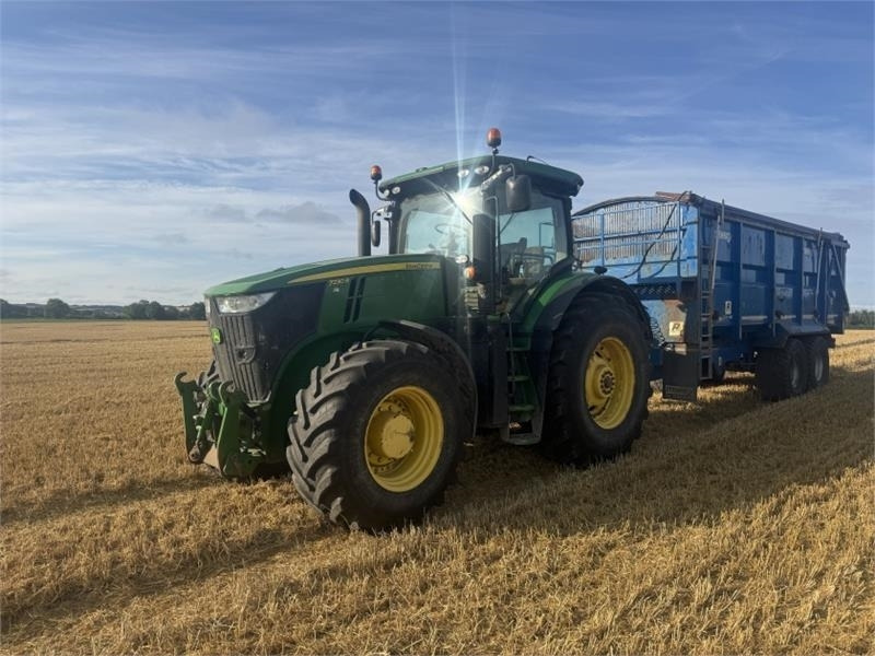 John Deere John Deere 7230R - Farm tractor: picture 4 John Deere John Deere 7230R - Farm tractor: picture 4