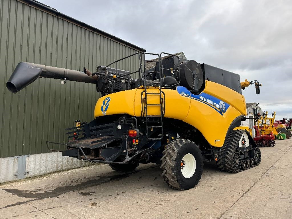 New Holland CR 9090 - Combine harvester: picture 2 New Holland CR 9090 - Combine harvester: picture 2
