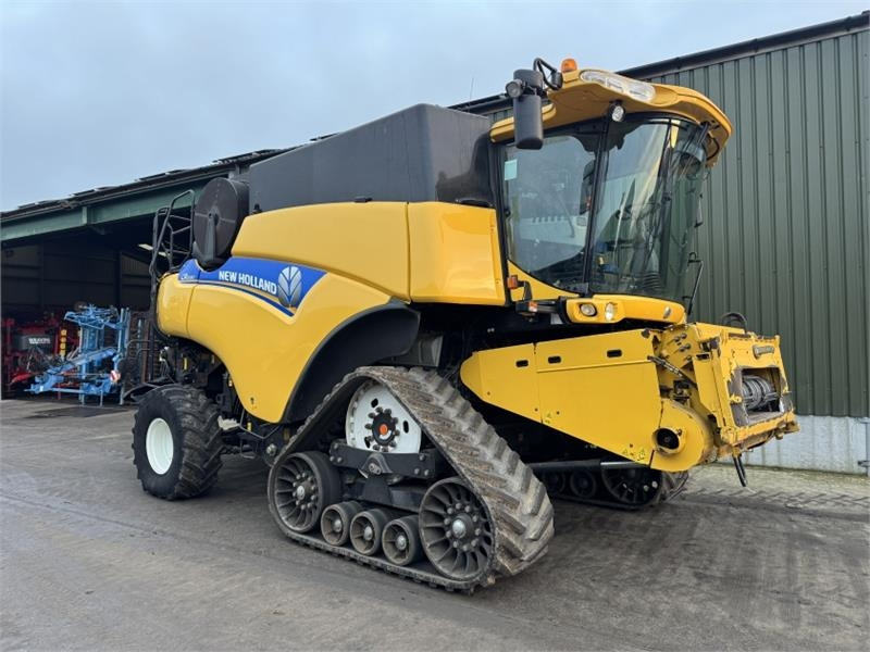 New Holland CR9080 c/w 30ft Varifeed Header - Harvester attachment: picture 3 New Holland CR9080 c/w 30ft Varifeed Header - Harvester attachment: picture 3