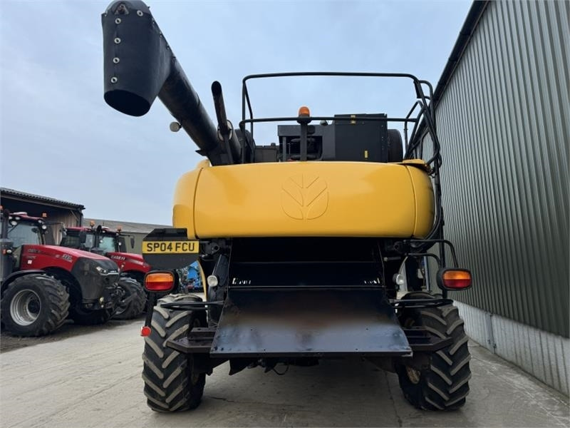 New Holland CR960 c/w 24ft Header **Video Below** - Harvester attachment: picture 5 New Holland CR960 c/w 24ft Header **Video Below** - Harvester attachment: picture 5