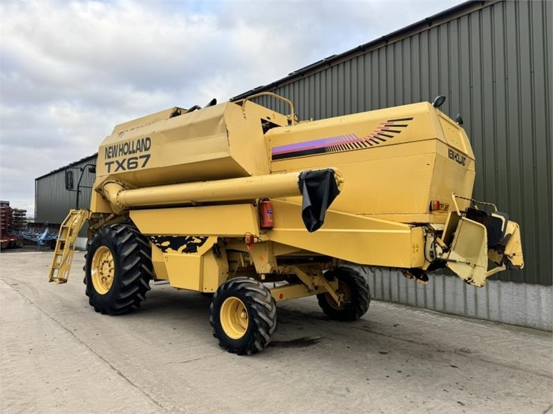 New Holland TX67 c/w 20ft Header - Harvester attachment: picture 4 New Holland TX67 c/w 20ft Header - Harvester attachment: picture 4