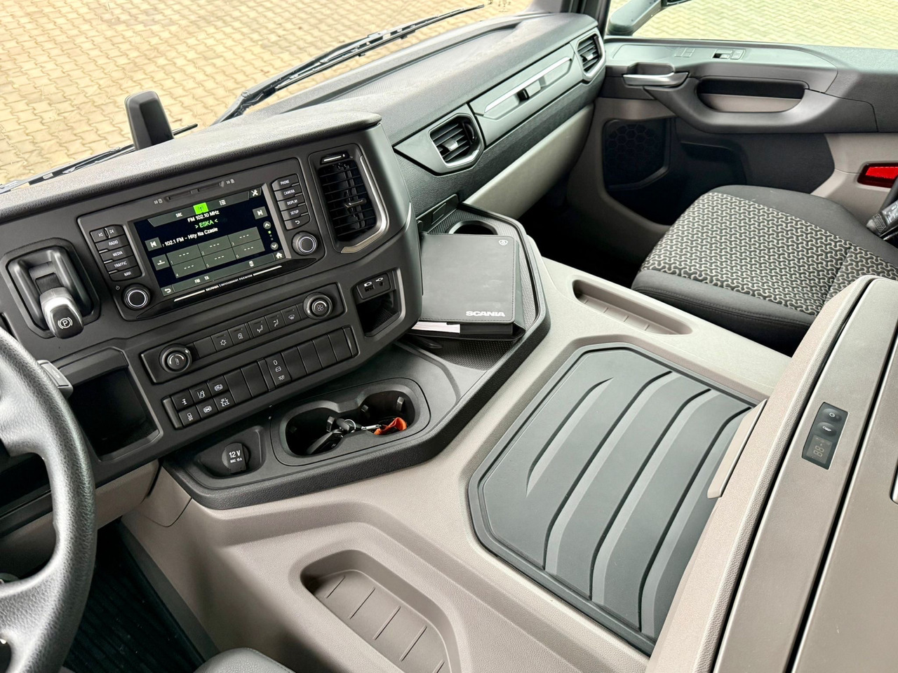 New Dropside/ Flatbed truck SCANIA P320 / PLATFORMA / NOWY / 5 TYŚ KM / SYPIALKA / 2023 ROK / CAŁA NA PODUSZKACH / 7.7 M DŁUGOŚCI / LAWETA / DO PRZEWOZU MASZYN ROLNICZYCH ITP: picture 26
