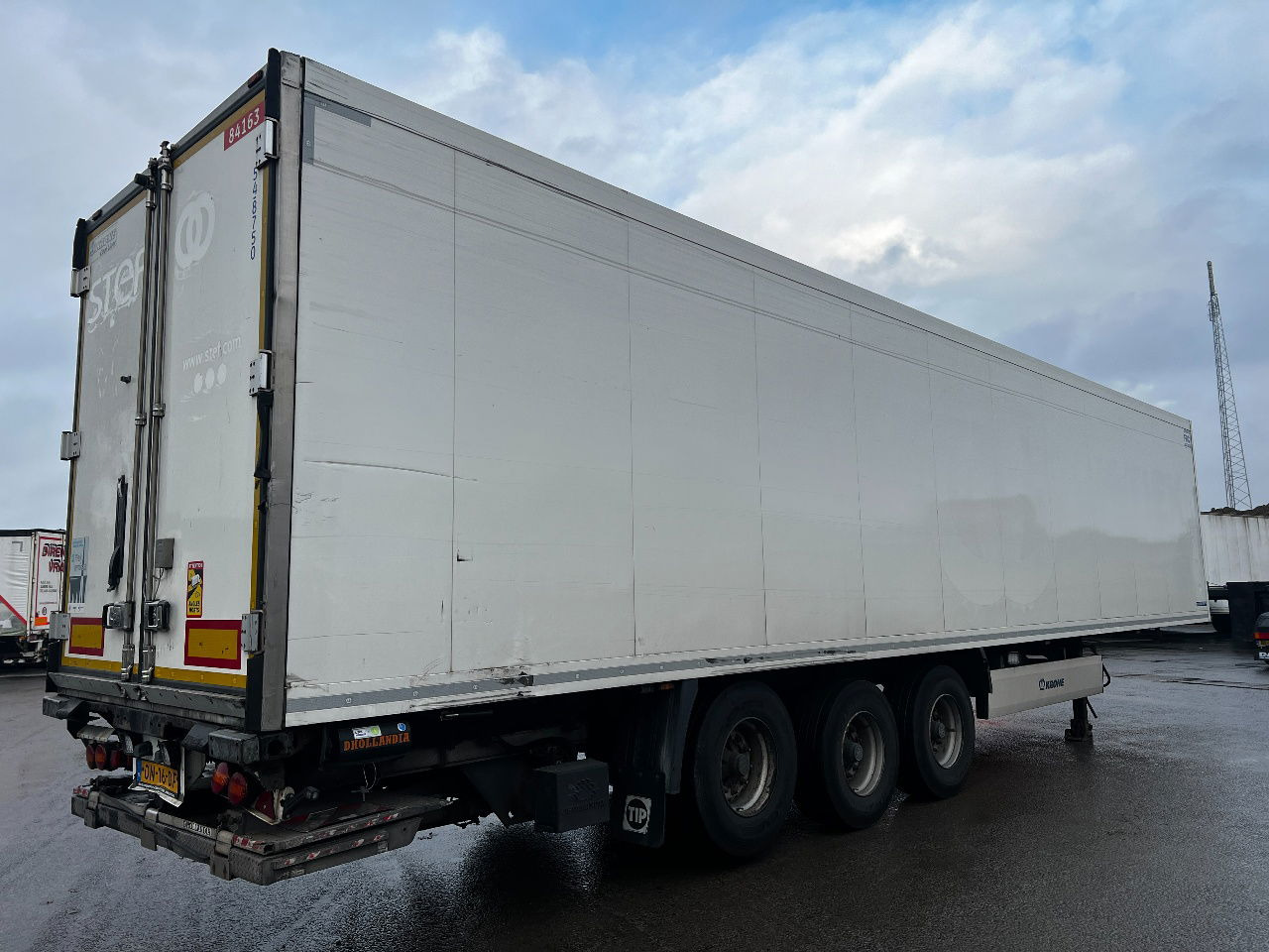 Krone SD met Carrier Vector 1550 en dhollandia laadklep - Refrigerator semi-trailer: picture 3 Krone SD met Carrier Vector 1550 en dhollandia laadklep - Refrigerator semi-trailer: picture 3