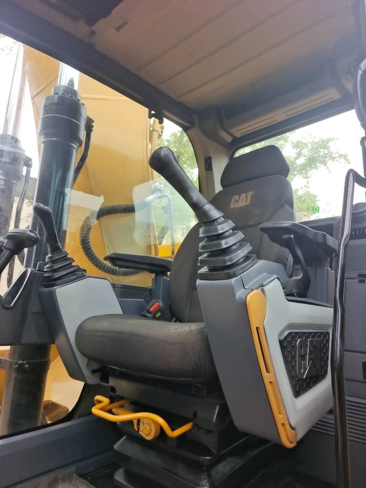 Crawler excavator CAT 320GC: picture 15