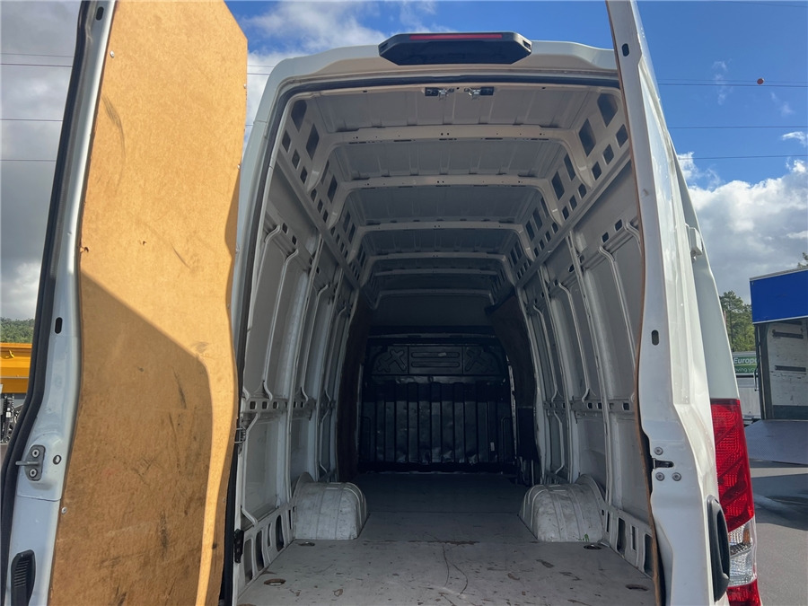Panel van Iveco 35C16: picture 7