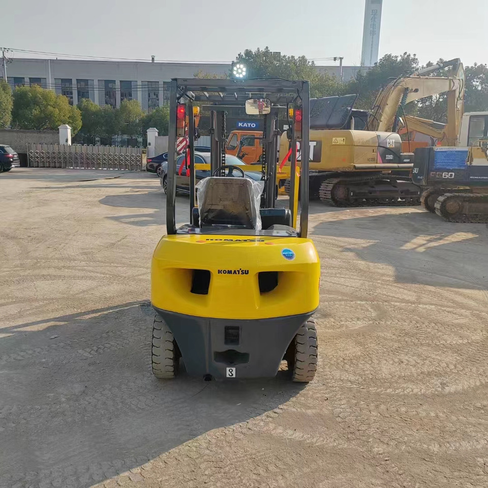 KOMATSU FD30 - Diesel forklift: picture 3 KOMATSU FD30 - Diesel forklift: picture 3