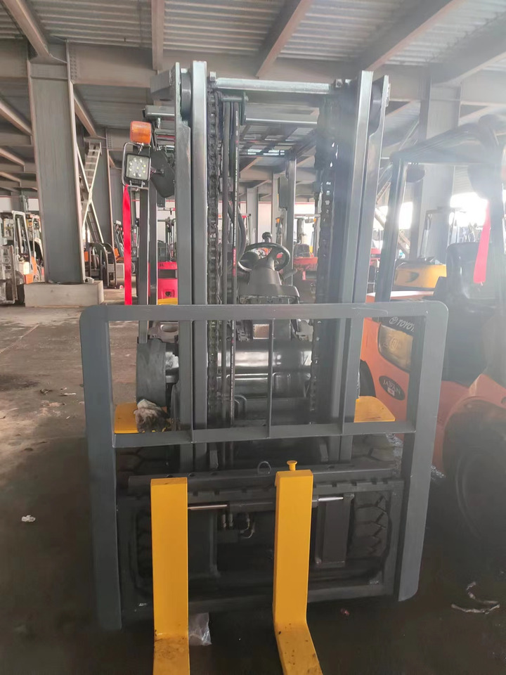 KOMATSU FD30T-17 - Diesel forklift: picture 2 KOMATSU FD30T-17 - Diesel forklift: picture 2