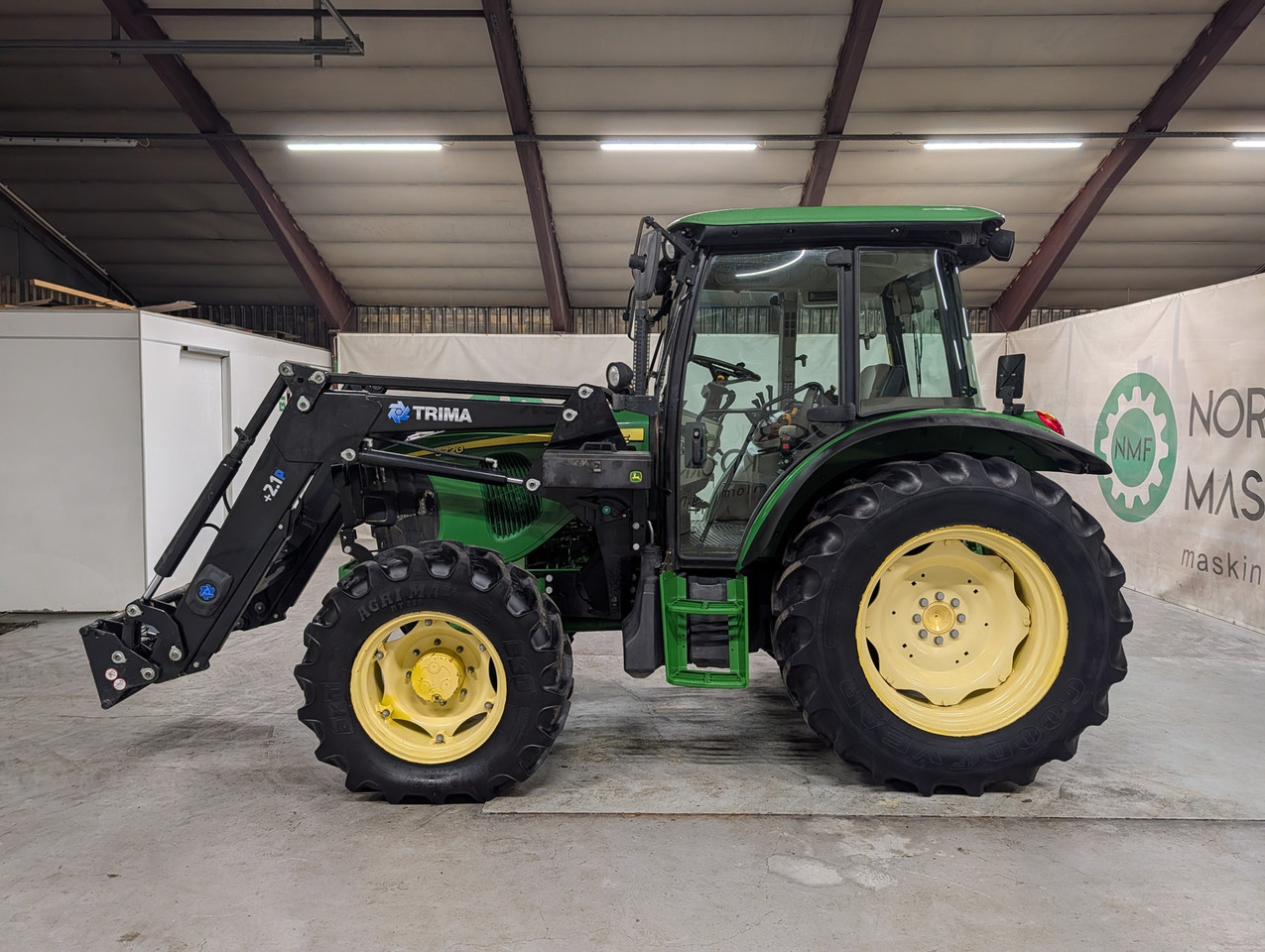 John Deere 5720 - Farm tractor: picture 2 John Deere 5720 - Farm tractor: picture 2
