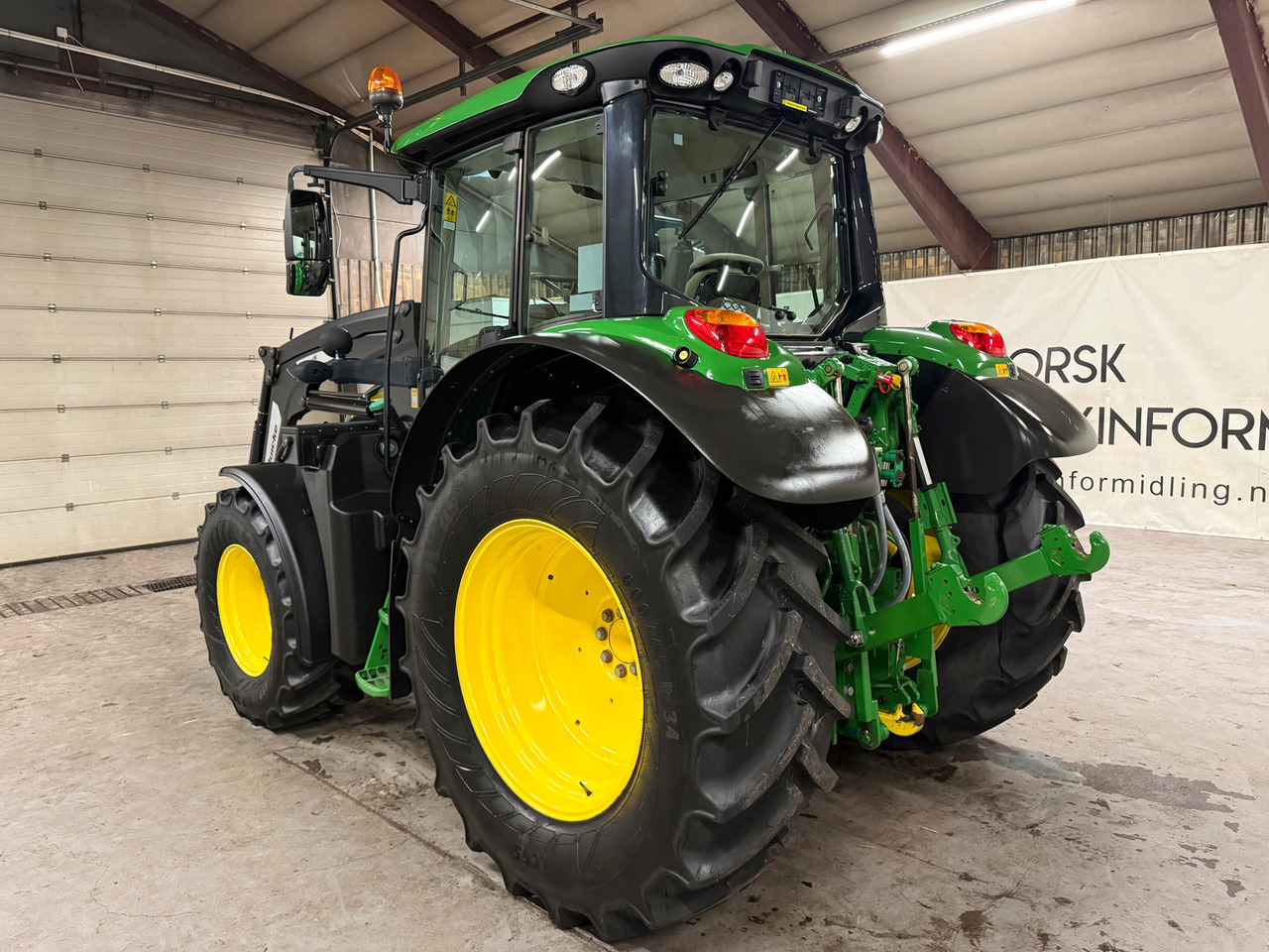 John Deere 6100M - Farm tractor: picture 3 John Deere 6100M - Farm tractor: picture 3