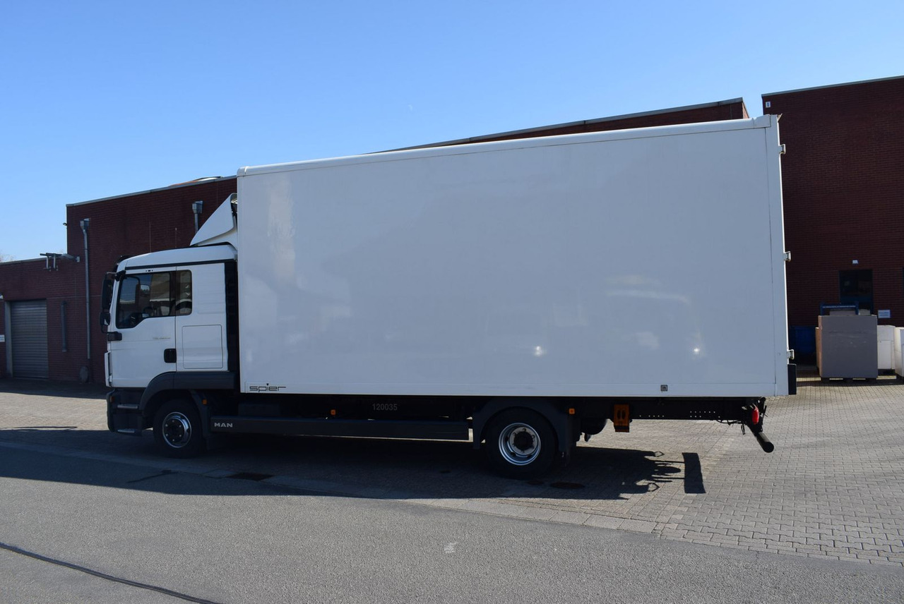 MAN TGL 8.220 Möbelkoffer 3-Sitzer Bett AHK Klima - Box van: picture 4 MAN TGL 8.220 Möbelkoffer 3-Sitzer Bett AHK Klima - Box van: picture 4