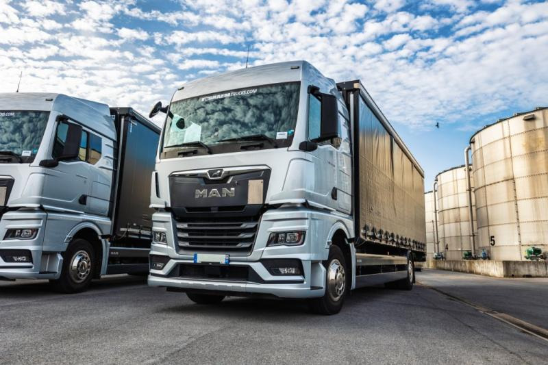 MAN TGX 18.400 XLX+HAYON - Curtainsider truck: picture 1 MAN TGX 18.400 XLX+HAYON - Curtainsider truck: picture 1