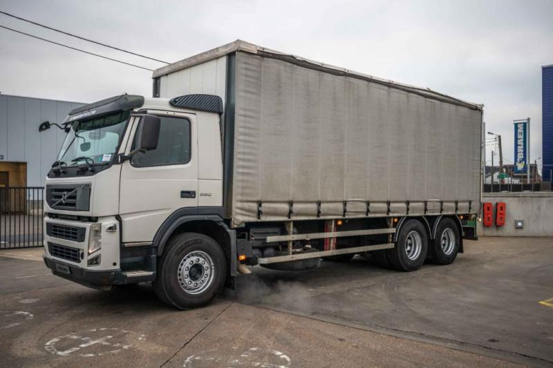 Volvo FM 330+10 pneus/tires-intarder - Curtainsider truck: picture 1 Volvo FM 330+10 pneus/tires-intarder - Curtainsider truck: picture 1