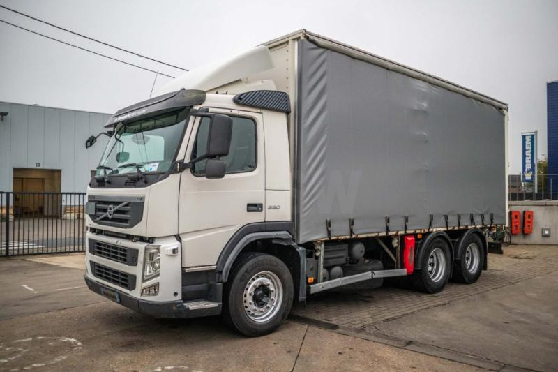 Volvo FM 330-6x2-E5+10 pneus/tires - Curtainsider truck: picture 1 Volvo FM 330-6x2-E5+10 pneus/tires - Curtainsider truck: picture 1