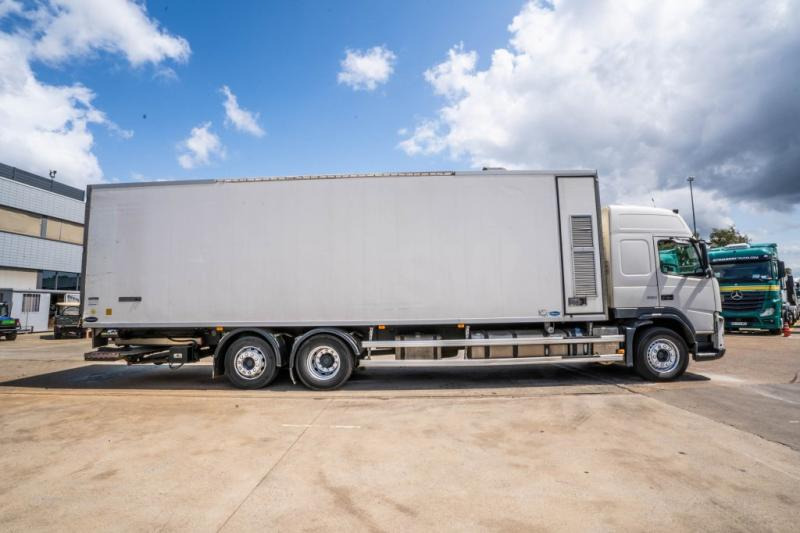 Volvo FM 330-6x2-VEB+AUBINEAU+DHOLLANDIA- POUSSIN/CHICKEN/KUIKEN/KÛKEN - Refrigerator truck: picture 3 Volvo FM 330-6x2-VEB+AUBINEAU+DHOLLANDIA- POUSSIN/CHICKEN/KUIKEN/KÛKEN - Refrigerator truck: picture 3