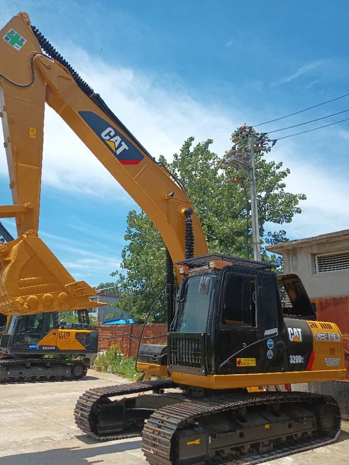 CAT 320D2L - Crawler excavator: picture 3 CAT 320D2L - Crawler excavator: picture 3