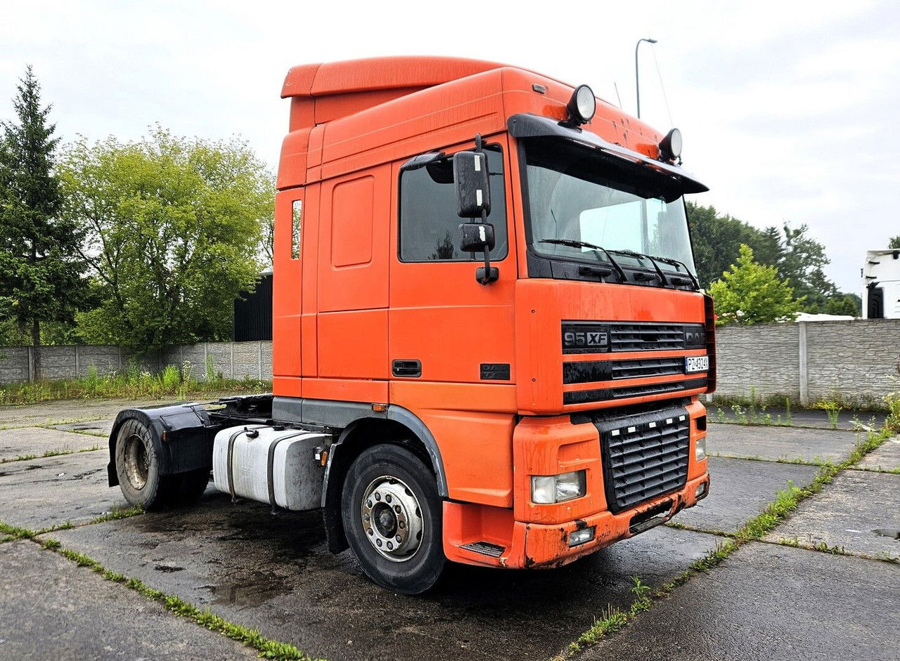 DAF XF 95.430 -2001 - Manual Pump AND Injectors - Euro 2- Manual GEA - Tractor unit: picture 1 DAF XF 95.430 -2001 - Manual Pump AND Injectors - Euro 2- Manual GEA - Tractor unit: picture 1